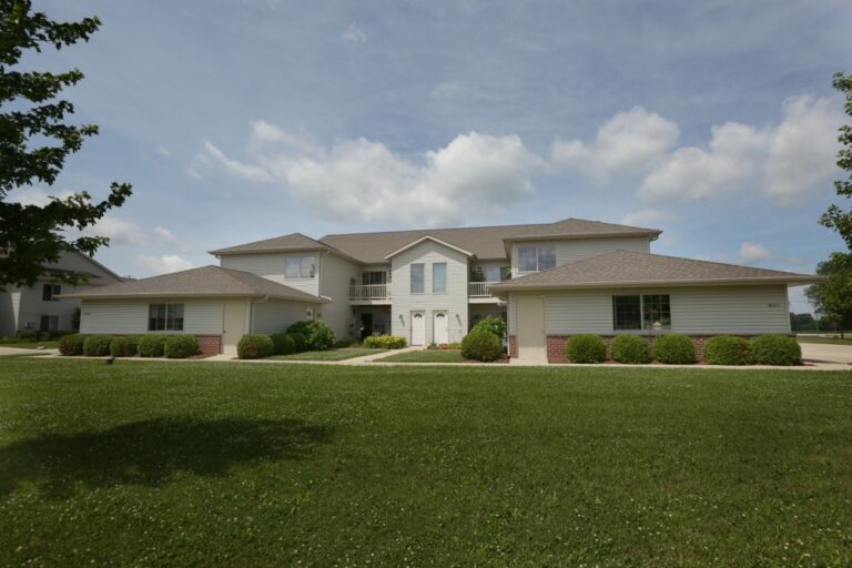 2 BR Vicksburg Way Apartments in Oconomowoc Ocon. Realty